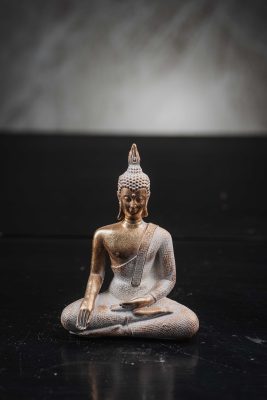 Άγαλμα Βούδα σε Θέση Διαλογισμού με Αντικέ Χρυσό & Λευκό Φινίρισμα