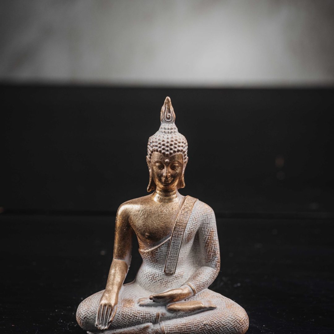 Άγαλμα Βούδα σε Θέση Διαλογισμού με Αντικέ Χρυσό & Λευκό Φινίρισμα