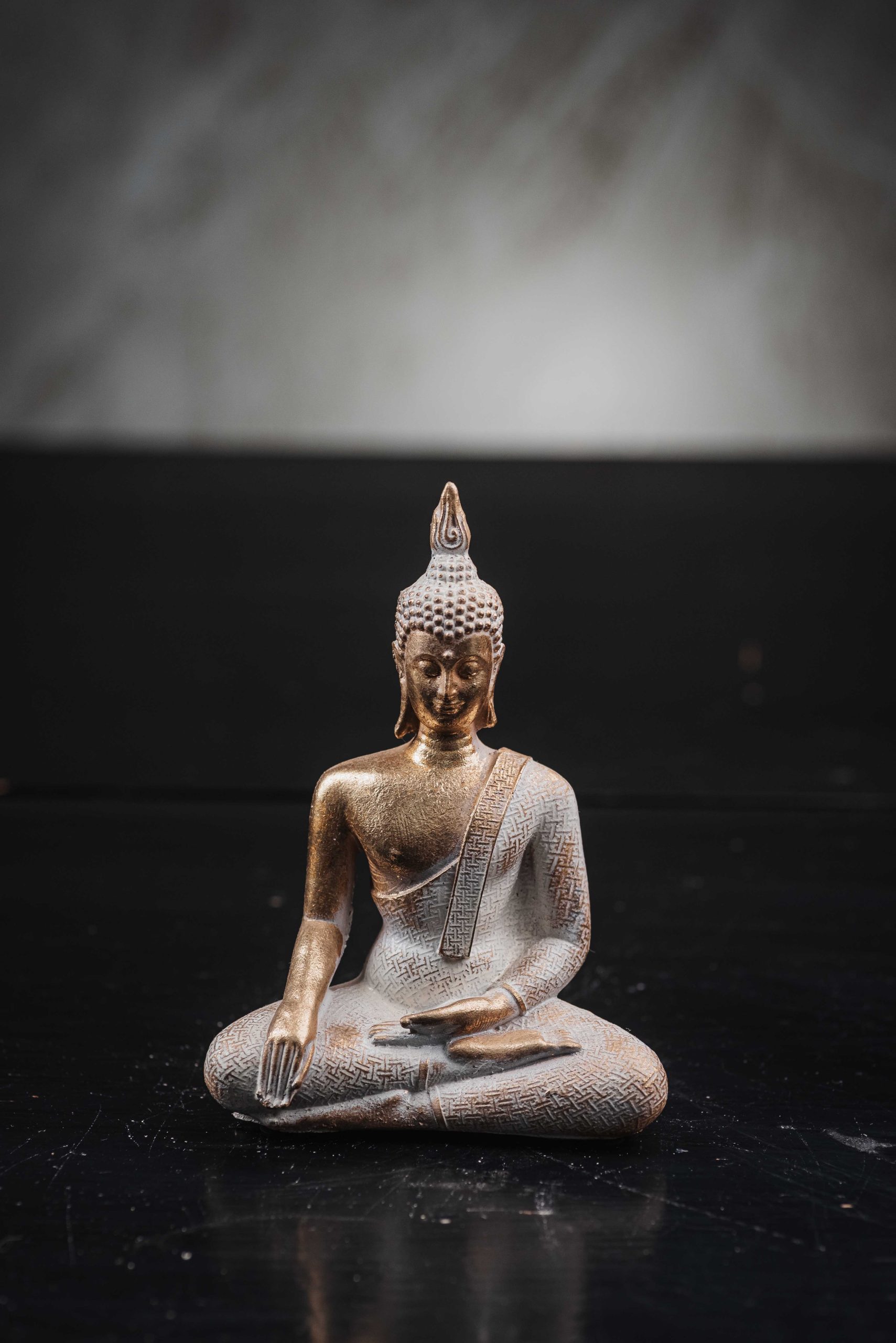 Άγαλμα Βούδα σε Θέση Διαλογισμού με Αντικέ Χρυσό & Λευκό Φινίρισμα