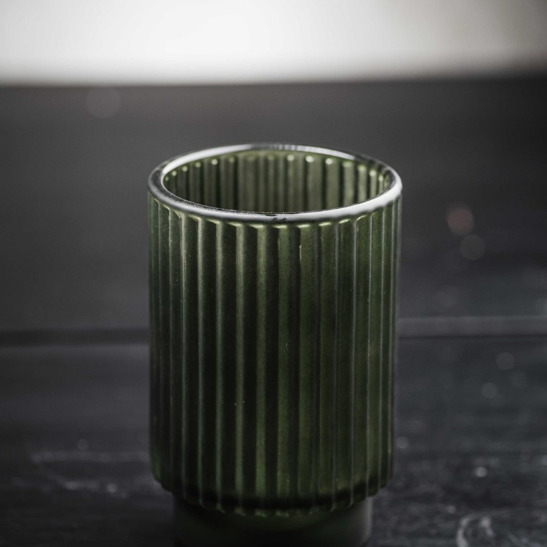 Γυάλινο Κηροπήγιο Emerald Green με Ραβδωτή Υφή