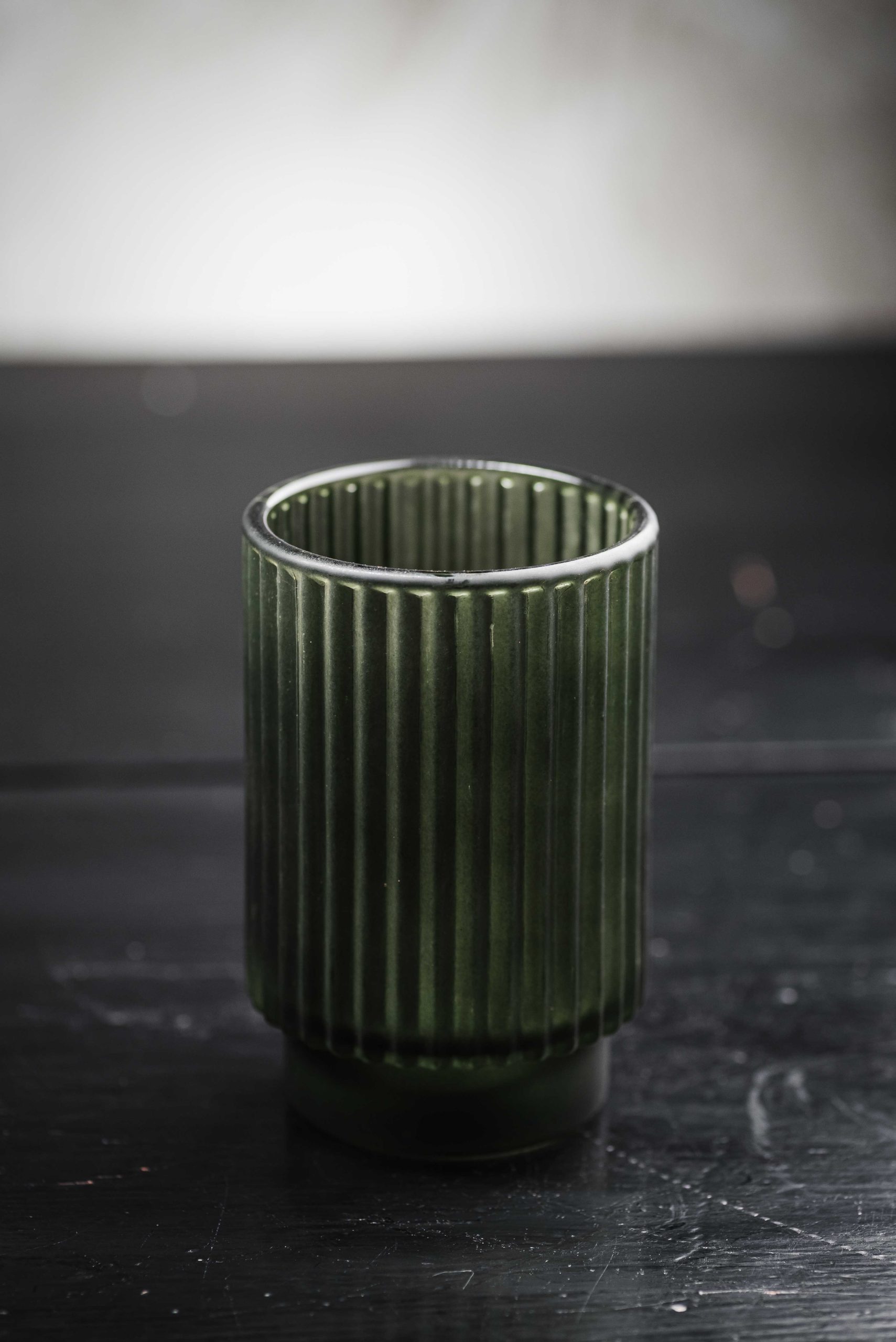Γυάλινο Κηροπήγιο Emerald Green με Ραβδωτή Υφή