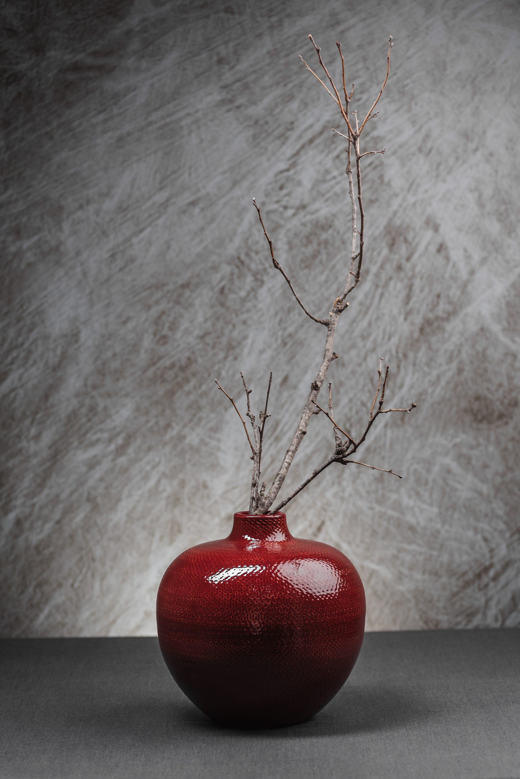 Στρογγυλό Κεραμικό Βάζο με Ανάγλυφη Υφή