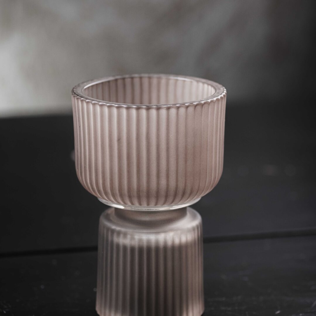 Γυάλινο Κηροπήγιο με Ανάγλυφες Λεπτομέρειες