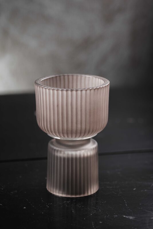 Γυάλινο Κηροπήγιο με Ανάγλυφες Λεπτομέρειες