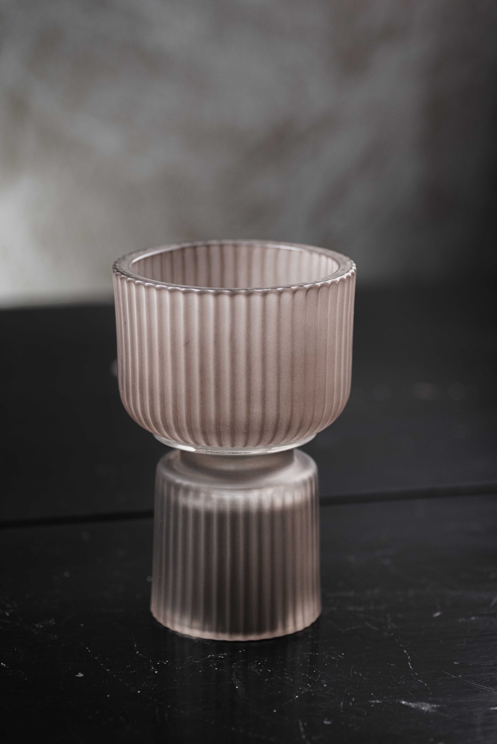 Γυάλινο Κηροπήγιο με Ανάγλυφες Λεπτομέρειες